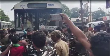 బస్సులను అడ్డుకుంటున్న ఆందోళనకారులు