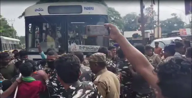 బస్సులను అడ్డుకుంటున్న ఆందోళనకారులు