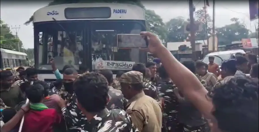 బస్సులను అడ్డుకుంటున్న ఆందోళనకారులు