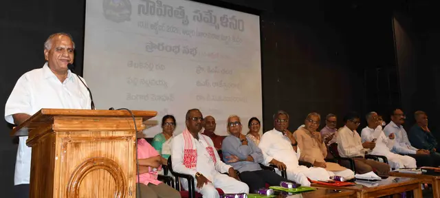 సాహిత్యోద్యమ చైతన్యానికి నిలయం ఉత్తరాంధ్ర
- సామాజిక సవాళ్లపై కార్యాచరణ అవసరం
- ఓటుకు చేటు తెచ్చేలా పాలకుల చర్యలు
- సాహితీ స్రవంతి రాష్ర్ట గౌరవాధ్యక్షులు, కవి, రాజకీయ విశ్లేషకులు తెలకపల్లి రవి
- విశాఖలో ఘనంగా సాహిత్య సమ్మేళనం ప్రారంభం image 1