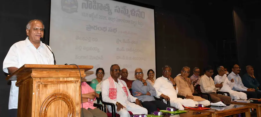 సాహిత్యోద్యమ చైతన్యానికి నిలయం ఉత్తరాంధ్ర
 - సామాజిక సవాళ్లపై కార్యాచరణ అవసరం 
- ఓటుకు చేటు తెచ్చేలా పాలకుల చర్యలు
- సాహితీ స్రవంతి రాష్ర్ట గౌరవాధ్యక్షులు, కవి, రాజకీయ విశ్లేషకులు తెలకపల్లి రవి 
- విశాఖలో ఘనంగా సాహిత్య సమ్మేళనం ప్రారంభం image 1