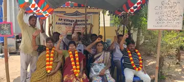ఆలమూరు ధర్నా శిబిరంలో విఆర్ఏల నిరసన