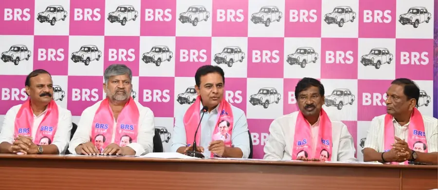 కాంగ్రెస్ వైఫల్యం వల్లే కరెంటు కోతలు
- బొగ్గు కొరతతో థర్మల్ విద్యుత్ ప్లాంట్ల మూత
- జెన్కోకు నాసిరకం బొగ్గు సరఫరాతో రూ.2,900 కోట్ల నష్టం
- నేడు బిఆర్ఎస్ బృందాల పవర్ప్లాంట్ల సందర్శన : కెటిఆర్
ప్రజాశక్తి -హైదరాబాద్ బ్యూరో image 1