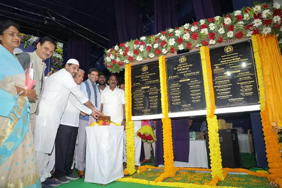 రైల్వేలో త్వరలో నూరుశాతం విద్యుద్దీకరణ
- కేంద్ర రైల్వేశాఖ సహాయ మంత్రి బి.సోమన్న 
- గుంటూరులో ఆర్‌‌ఒబికి శంకుస్థాపన image 1