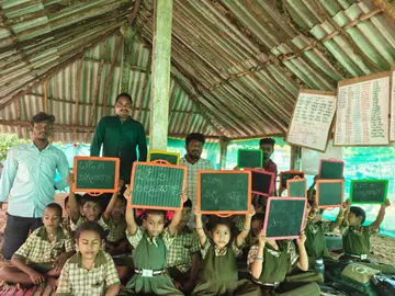 గుడిసెలో చదువులు 
- గంగవరం మండలంలో దయనీయ స్థితిలో గిరిజన విద్యార్థులు 
- ప్రభుత్వం వెంటనే పాఠశాల భవనాలు నిర్మించాలి : ఎస్‌ఎఫ్‌ఐ image 1