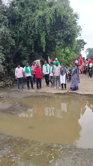 ప్రతి నిర్వాసితునికీ న్యాయం జరగాల్సిందే
- ‘పోలవరం’ పేరిట నష్టం చేస్తే ఊరుకోం
- కూనవరం మండలంలో ఉత్తేజంగా సాగిన సిపిఎం బైక్ యాత్ర image 1