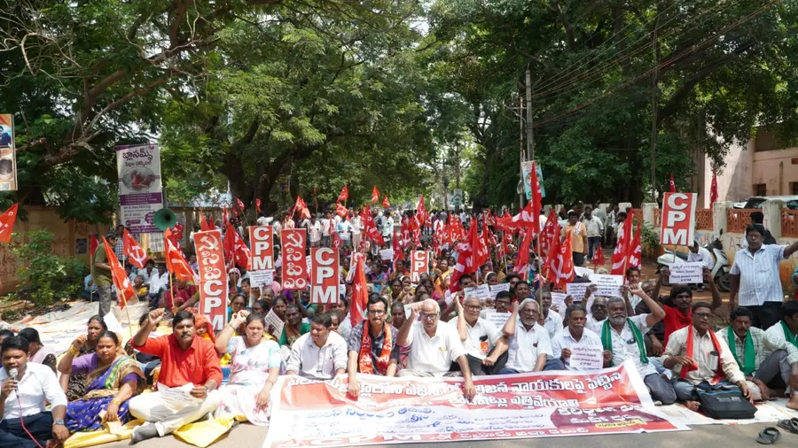అక్రమ కేసులు, రౌడీషీట్లు ఎత్తివేయకుంటే తీవ్ర ఉద్యమం
- సిపిఎం రాష్ట్ర కార్యదర్శివర్గ సభ్యులు వై.వెంకటేశ్వరరావు, బి.బలరాం
- ఏలూరు కలెక్టరేట్ వద్ద గిరిజనుల మహాధర్నా image 1