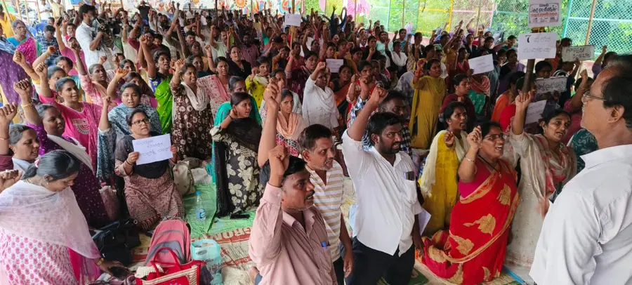 కాంట్రాక్ట్‌ విధానంలోకి తాత్కాలిక ఉపాధ్యాయులు, అధ్యాపకులు 
- డిబిఎఫ్‌ వ్యవస్థాపక అధ్యక్షులు కొరివి వినయ్‌కుమార్‌ డిమాండ్‌
- 9వ రోజుకు చేరిన మహాధర్నా image 1