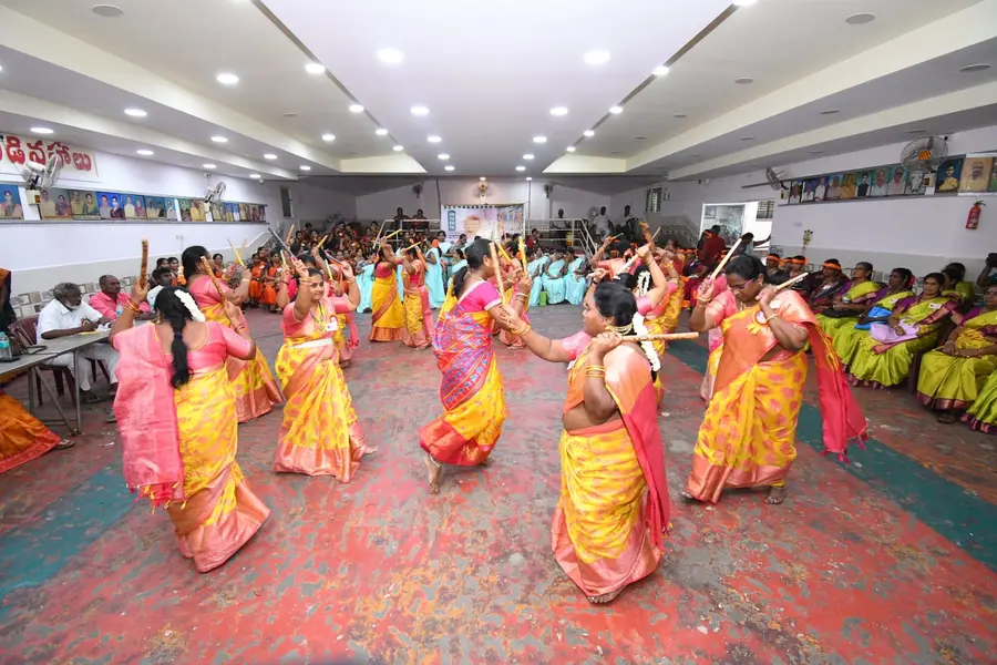 కోలాహలంగా దసరా సాంస్కృతికోత్సవాలు 
- వీధి నాటకాలు, ఫ్లాష్‌‌మాబ్‌, కోలాటాల ప్రదర్శన image 1