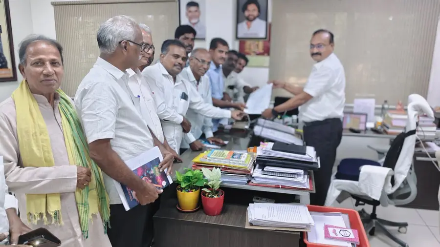ఆలయ భూముల కౌలు రైతుల 
సమస్యల పరిష్కారానికి కమిషనర్ హామీ 
- ఎపి కౌలు రైతు సంఘం image 1