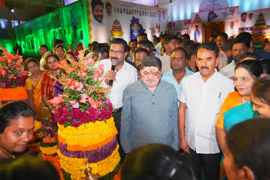 అట్టహాసంగా బతుకమ్మ సంబరాలు ప్రారంభం
- రవీంద్రభారతిలో ఎంగిలిపూల బతుకమ్మ వేడుకలు
- హాజరైన మంత్రులు జూపల్లి కృష్ణారావు, పొన్నం ప్రభాకర్
ప్రజాశక్తి - హైదరాబాద్‌ బ్యూరో image 1