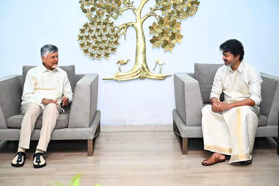 నదుల అనుసంధానంతోనే భవిష్యత్తు
-భేటీలో చంద్రబాబు, విజయ్
-చెన్నై తాగునీటి అవసరాలు తీర్చాలని కోరిన తమిళనాడు సిఎం image 1