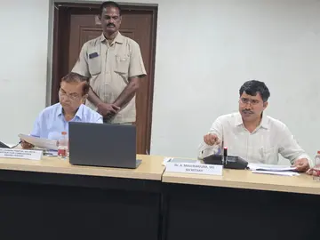 స్థానిక ఎన్నికలను పారదర్శకంగా నిర్వహించాలి
- రాజకీయ పార్టీల విజ్ఞప్తి
- సిసి టివిలు, వెబ్కాస్టింగ్తో పటిష్ట చర్యలు
- సర్టిఫికెట్ల జారీలో జాప్యం నివారించేలా తక్షణ ఆదేశాలు
- ఎస్ఇసి అనిల్ చంద్ర పునేఠా image 1