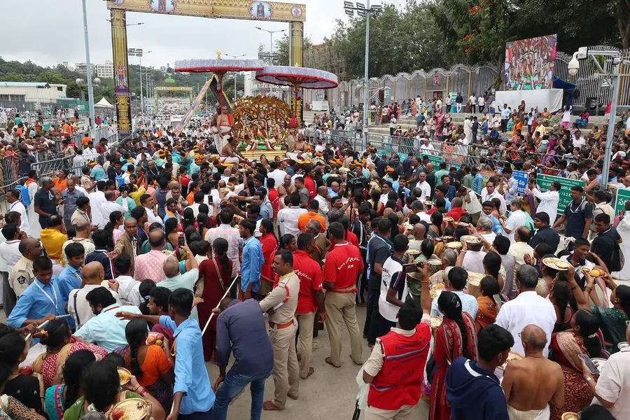 కల్పవృక్ష వాహనంపై శ్రీ మలయప్పస్వామి image 1