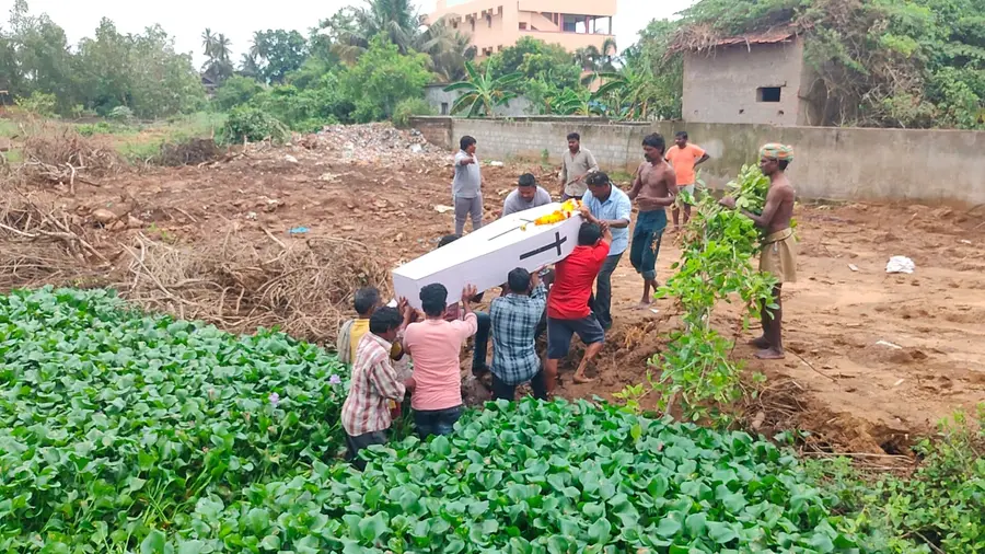 ఆఖరి మజిలీకి అనంత కష్టాలు
- పిఠాపురం 31వ వార్డులో దళితుల కష్టాలు
- దశాబ్దాలుగా పరిష్కారానికి నోచని వైనం image 1