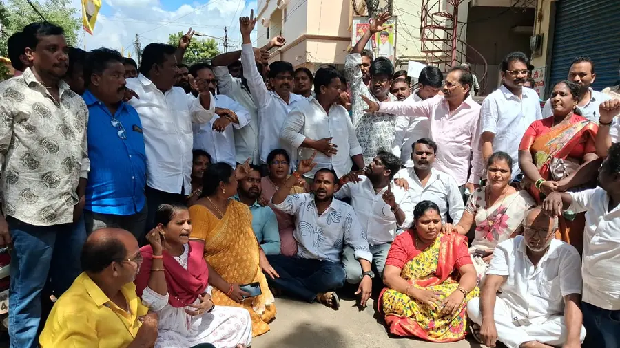 కూటమిలో రేగిన అసమ్మతి మంటలు
- పార్వతీపురంలో రెండు జనసేనకు కేటాయించడం పట్ల మంత్రి సంధ్యారాణి అసంతృప్తి
- నెలిమర్లలో బిజెపికి పోటీగా టిడిపి నామినేషన్
- ఏలూరులో రోడ్డెక్కిన తమ్ముళ్లు
- పొత్తు ధర్మం పాటించకుండా అనకాపల్లిలో జనసేన నేతల నామినేషన్లు
- కాకినాడలో టిడిపి కార్యకర్త ఆత్మహత్యాయత్నం image 1