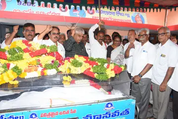 అశ్రునయనాల‌తో కిరణ్‌ అంత్యక్రియలు image 1