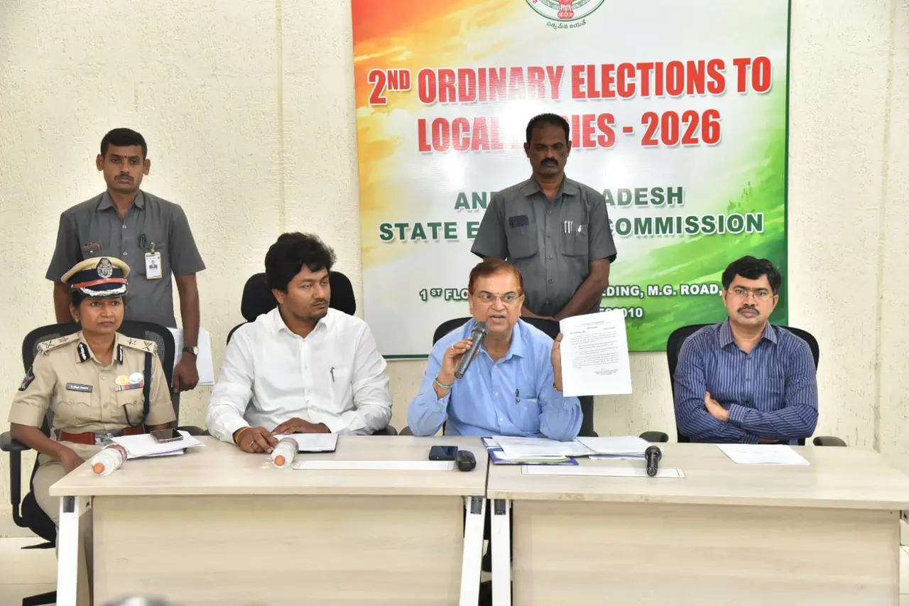659 జెడ్పిటిసి స్థానాల్లో పోలింగ్
-9,829 ఎంపిటిసిలకు కూడా
-నోటిఫికేషన్ విడుదల
_ఓటుహక్కు వినియోగించుకోనున్న 2.81 కోట్ల మంది ఓటర్లు
35,333 పోలింగ్ కేంద్రాలు
-మైదుకూరు మున్సిపల్ ఎన్నిక వాయిదా
-రాష్ట్ర ఎన్నికల కమిషనర్ అనిల్ చంద్ర పునేఠా image 1