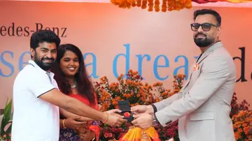 50 మెర్సిడెస్ బెంజ్ కార్ల డెలివరీ..
- మహావీర్ మోటార్స్ వెల్లడి image 1