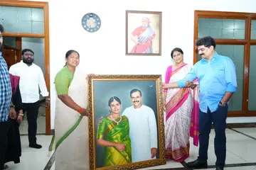 తెలంగాణ మంత్రి సీతక్కను కలిసిన వైఎస్ షర్మిల దంపతులు
- కూతురు వివాహానికి ఆహ్వాన పత్రిక అందజేత
ప్రజాశక్తి - హైదరాబాద్‌ ‌బ్యూరో image 1