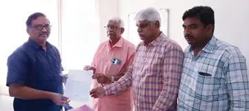 ఫ్యాక్టరి డైరక్టర్_ కు మెమరాడం ఇస్తున సిఐటియు అధ్యక్ష,కార్యదర్శులు