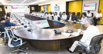 సచివాలయంలో సిఆర్_డిఎ అధికారలతో మున్సిపాల్ శాఖ మంత్రి తో కలిసి సమిక్ష చేస్తున్న ము.jpg