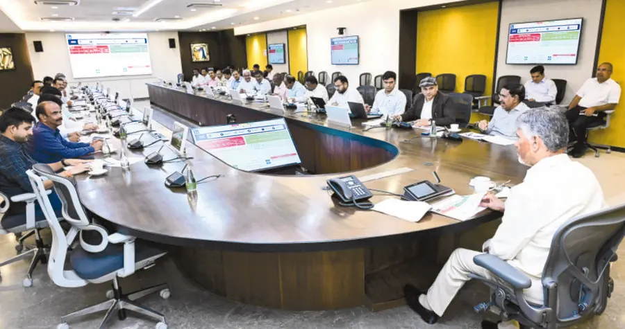 సచివాలయంలో సిఆర్_డిఎ అధికారలతో మున్సిపాల్ శాఖ మంత్రి తో కలిసి సమిక్ష చేస్తున్న ము.jpg