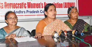 విజయవాడ బలొత్సవభవన్__లో జరిగిన మిడియా సమావేశంలో మాట్లాడుతున్న ఐద్వా రాష్ట్ర కార్య.jpg