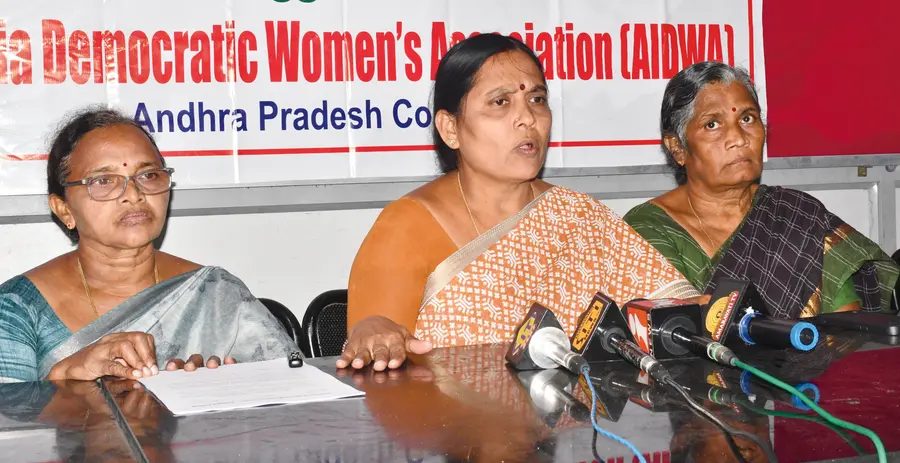 విజయవాడ బలొత్సవభవన్__లో జరిగిన మిడియా సమావేశంలో మాట్లాడుతున్న ఐద్వా రాష్ట్ర కార్య.jpg