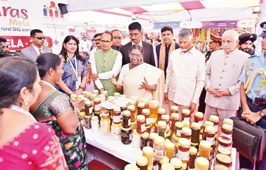 సరస్__లో స్టాల్__ను పరిశిలిస్తున్న రాష్గ్రపతి,.jpg