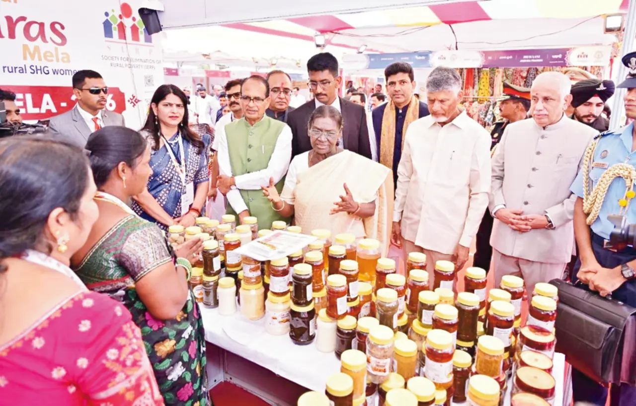 సరస్__లో స్టాల్__ను పరిశిలిస్తున్న రాష్గ్రపతి,.jpg
