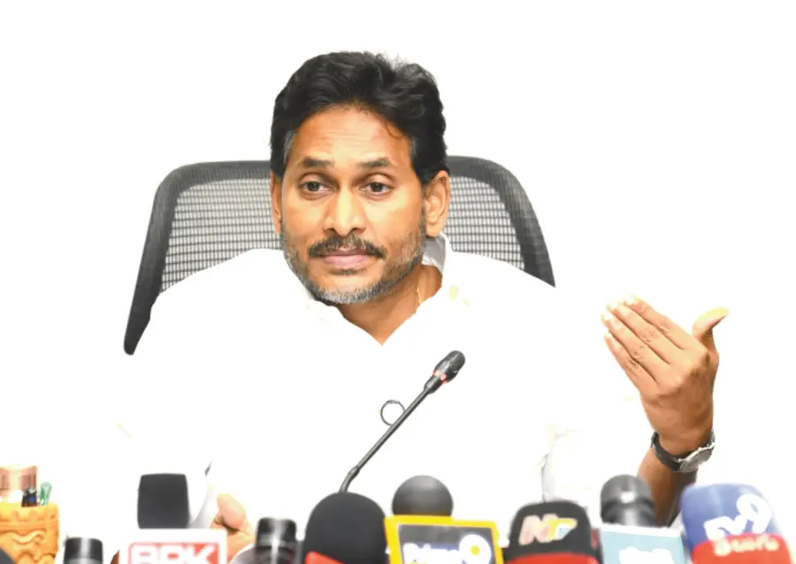 వైఎస్_ఆర్__సిపి కెంద్ర కార్యాలయంలో మిడియాతో మాట్లాడుతున్న వైఎస్_ జగన్_ (1).jpg