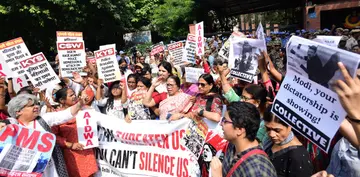 ఢిల్లీ పోలీసు ప్రధాన కార్యాలయం ముట్టడి
- లైంగిక వేధింపులకు పాల్పడ్డ పోలీసులపై చర్యకు మహిళాసంఘాల డిమాండ్
- ఫొటోలు తీసుకుని వెళ్లిపోవాలంటూ డిసిపి అవహేళన
- మహిళా నేతల ఆగ్రహం
- డిసిపి క్షమాపణ image 1