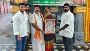 Presentation of a portrait of Lord Janardanaswamy to the 'Thomala Seva' attendants