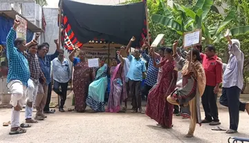 VRAs' protest enters 13th day; they stand on one leg.