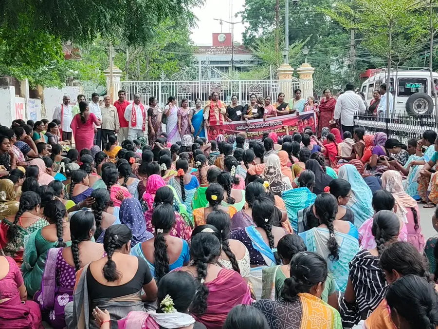 ఫొటోల నిబంధన ఉపసంహరించుకోవాలి
-కర్నూలు కలెక్టరేట్‌ ఎదుట అంగన్‌‌వాడీల ఆందోళన image 1