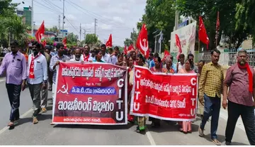 Rally and human chain demanding the resolution of municipal workers' issues.