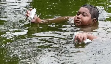 Days spent in the water... a boy's strange behavior...!