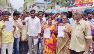 బీసెంట్ రోడ్డులో హాకర్లను తొలగిస్తే మున్సిపల్ కార్యాలయాన్ని ముట్టడిస్తాం అని సిఐటియు హెచ్చరించింది.