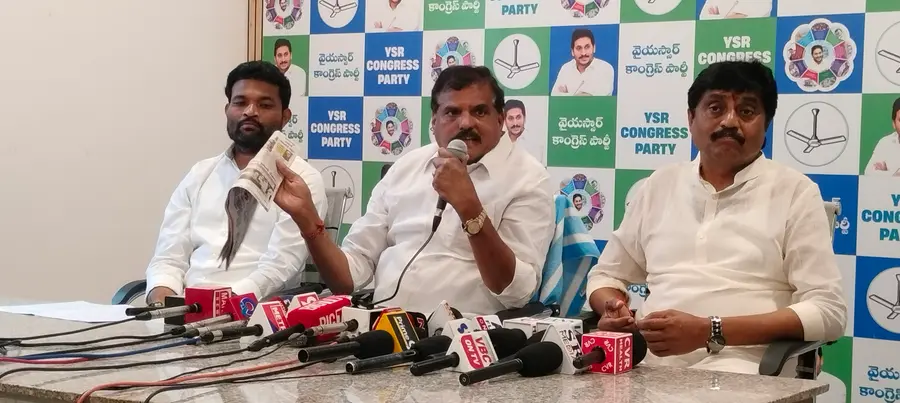 చంద్రబాబు మోసం మరోసారి బట్ట బయలు
- నిలబడదని తెలిసినా రిజర్వేషన్ల జిఒ ఇవ్వడం అంటే ప్రజలను మోసగించడమే
- ఎన్నికలు ఎప్పుడు పెట్టినా మేము సిద్ధమే : బొత్స image 1