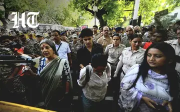 మహిళా జర్నలిస్టులపై పోలీసు లైంగిక వేధింపులు
- ఫిర్యాదు చేసినా ఎఫ్‌ఐఆర్‌ నమోదు చేయని ఢిల్లీ పోలీసులు
- పార్లమెంట్‌ స్ట్రీట్‌ పోలీస్‌స్టేషన్‌ ఎదుట ప్రజాసంఘాల ఆందోళన
- మహిళ ఫిర్యాదు చేస్తే స్పందించరా... బృందా క‌ర‌త్‌ ఆగ్రహం image 1