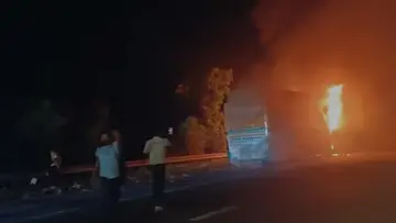 స్లీపర్ బస్సులో మంటలు