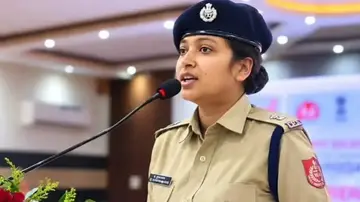 దేశంలో మైనారిటీలపై సంఘ పరివార్ గ్రూపులు సాగిస్తున్న ద్వేషపూరిత ప్రచారానికి, బెదిరింపులకు ఐపీఎస్ అధికారి డా. బుష్రా బాను తాజా బాధితురాలిగా మారారు.
