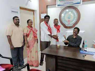 జెడ్‌పిటిసి, ఎంపిటిసి బరిలో సిపిఎం అభ్యర్థులు
ప్రజాసమస్యలపై పోరాడేవారిని గెలిపించండి : సుబ్బరావమ్మ image 1