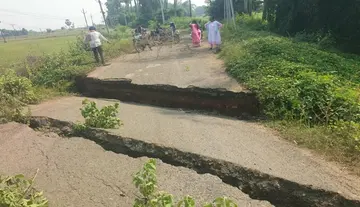 Road culvert collapses – traffic comes to a halt