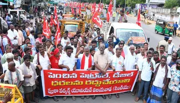 Massive rally and protest by gang (hamali) workers with goods autos.