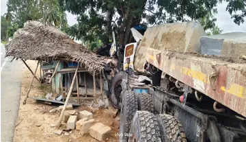 Lorry rams into thatched hut