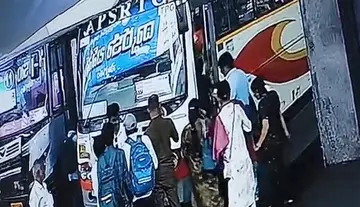 కిలాడీ మహిళల చేతివాటం – ఆర్టీసీ కాంప్లెక్స్ లో చోరీ