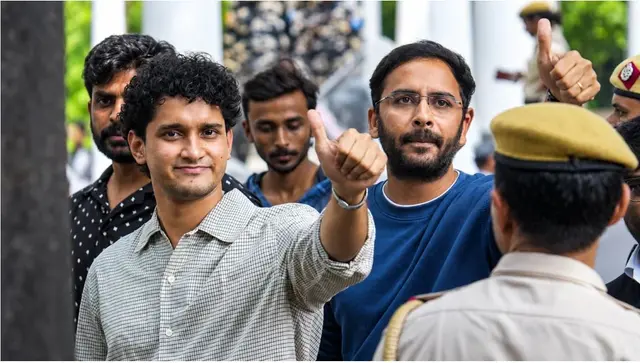 తీహార్ జైలుకు సిజెపి నేతలు తరలింపు
- సౌరవ్ దాస్, అశుతోష్ రాంకాలకు ఐదు రోజుల జ్యుడీషియల్ కస్టడీ
- పదేపదే చట్ట ఉల్లంఘనలకు పాల్పడ్డారన్న ఢిల్లీ పోలీసులు
- ఖండించిన ప్రతిపక్షాలు image 1