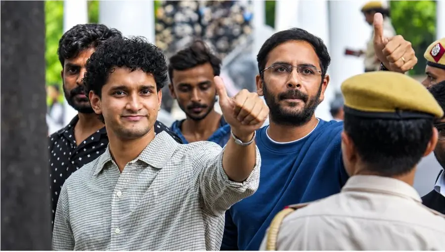 తీహార్ జైలుకు  సిజెపి నేతలు తరలింపు
- సౌరవ్ దాస్, అశుతోష్ రాంకాలకు ఐదు రోజుల జ్యుడీషియల్ కస్టడీ 
​- పదేపదే చట్ట ఉల్లంఘనలకు పాల్పడ్డారన్న ఢిల్లీ పోలీసులు
- ఖండించిన ప్రతిపక్షాలు image 1